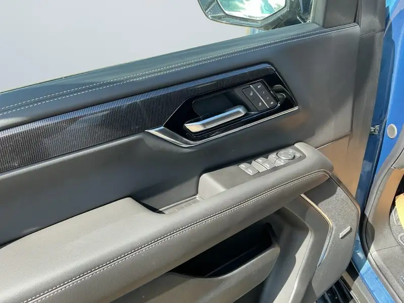 2026 GMC Yukon Elevation, modrá, 10 km, dovoz Kanada — foto 10 z 12