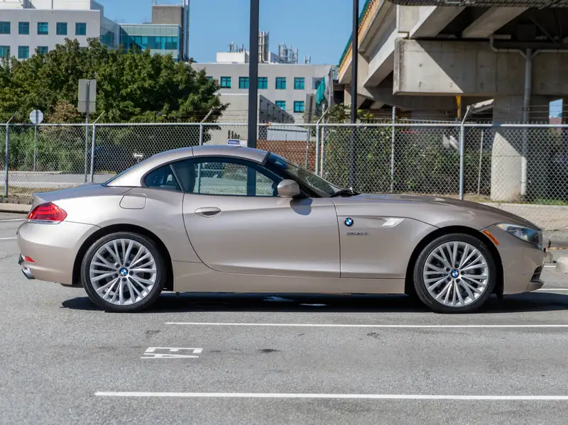 2011 BMW Z4 sDrive, zlatá, 56 000 km, dovoz Kanada — foto 11 z 12