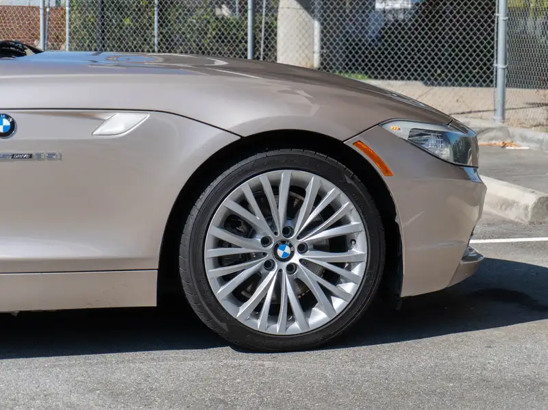 2011 BMW Z4 sDrive, zlatá, 56 000 km, dovoz Kanada — foto 12 z 12
