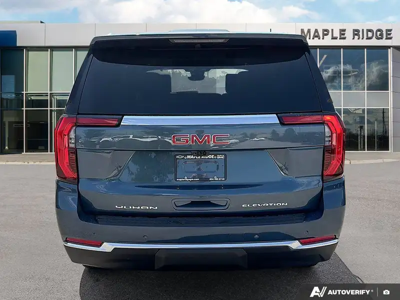 2026 GMC Yukon Elevation, modrá, 5 km, dovoz Kanada — foto 4 z 12