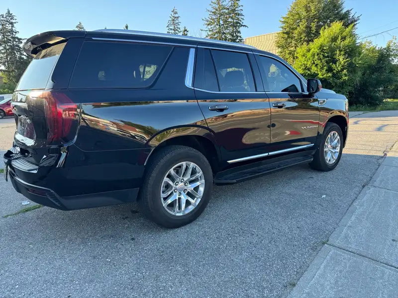 2023 GMC Yukon SLT, černá, 14 980 km, dovoz Kanada — foto 10 z 12