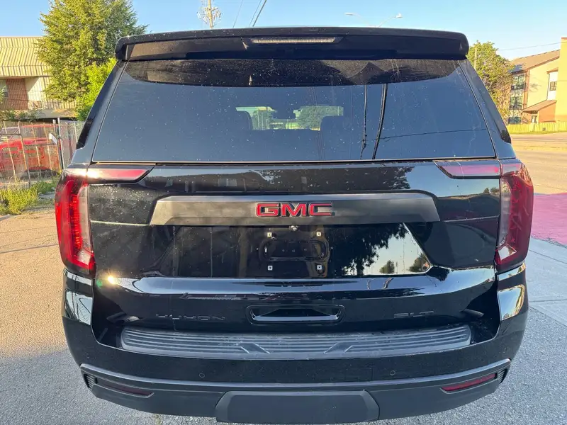 2023 GMC Yukon SLT, černá, 14 980 km, dovoz Kanada — foto 11 z 12