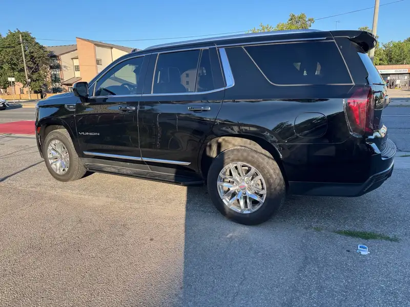 2023 GMC Yukon SLT, černá, 14 980 km, dovoz Kanada — foto 12 z 12