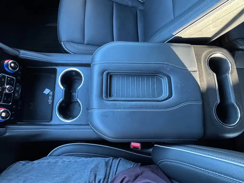 2023 GMC Yukon SLT, černá, 14 980 km, dovoz Kanada — foto 2 z 12