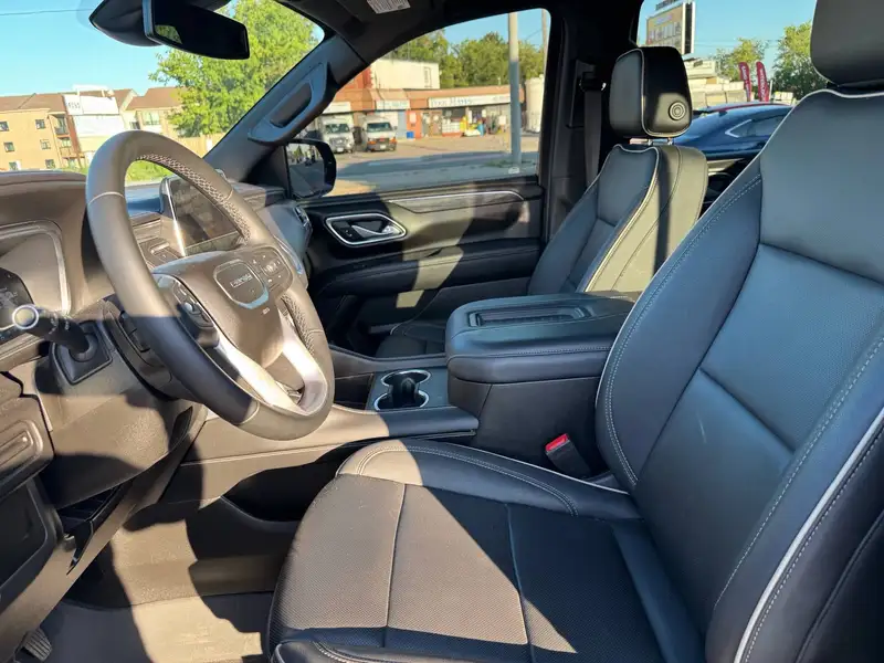 2023 GMC Yukon SLT, černá, 14 980 km, dovoz Kanada — foto 5 z 12