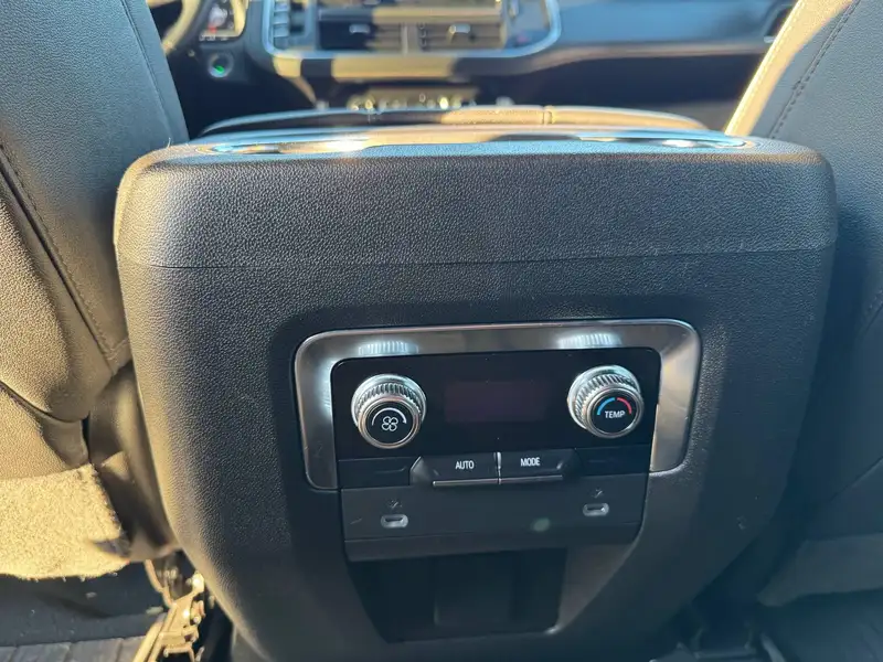 2023 GMC Yukon SLT, černá, 14 980 km, dovoz Kanada — foto 6 z 12