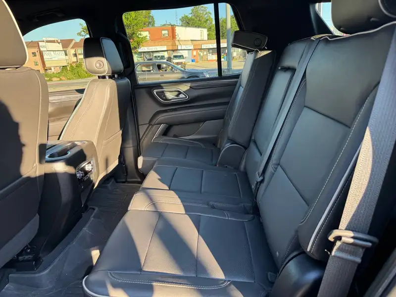 2023 GMC Yukon SLT, černá, 14 980 km, dovoz Kanada — foto 8 z 12