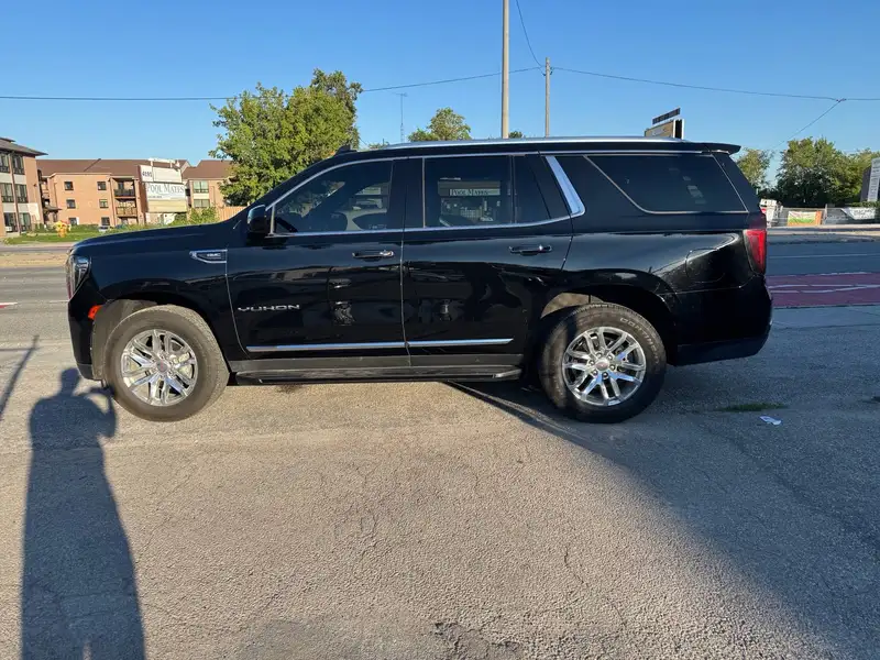 2023 GMC Yukon SLT, černá, 14 980 km, dovoz Kanada — foto 9 z 12