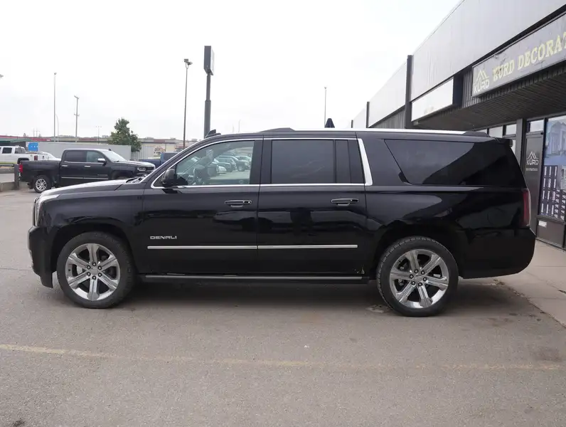 2017 GMC Yukon Denali, černá, 281 000 km, dovoz Kanada — foto 3 z 12