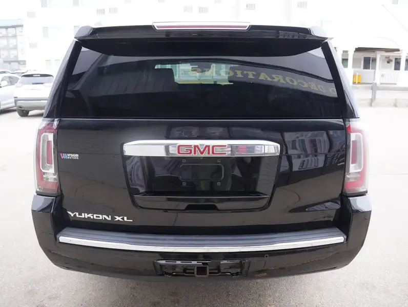 2017 GMC Yukon Denali, černá, 281 000 km, dovoz Kanada — foto 5 z 12