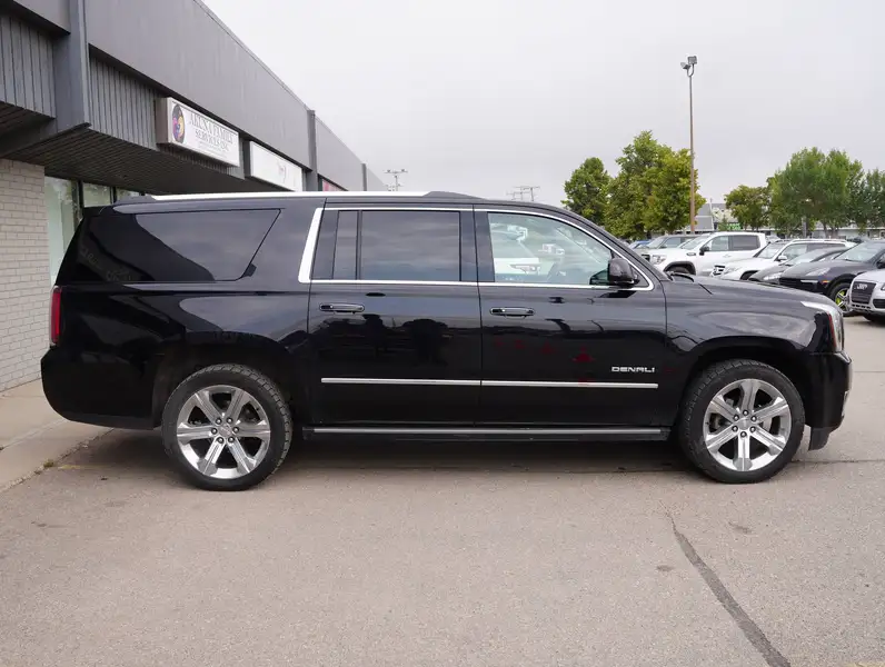 2017 GMC Yukon Denali, černá, 281 000 km, dovoz Kanada — foto 7 z 12