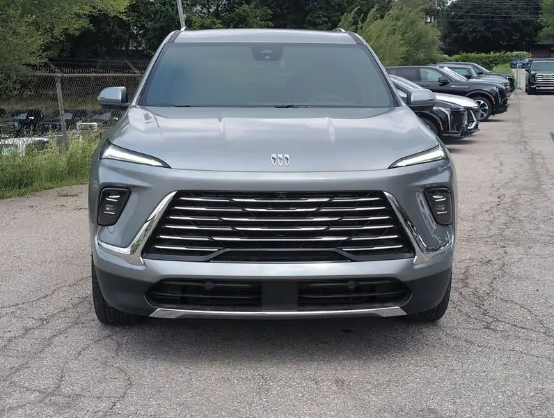 2026 Buick Enclave Preferred, šedá, 33 km, dovoz Kanada — foto 3 z 12