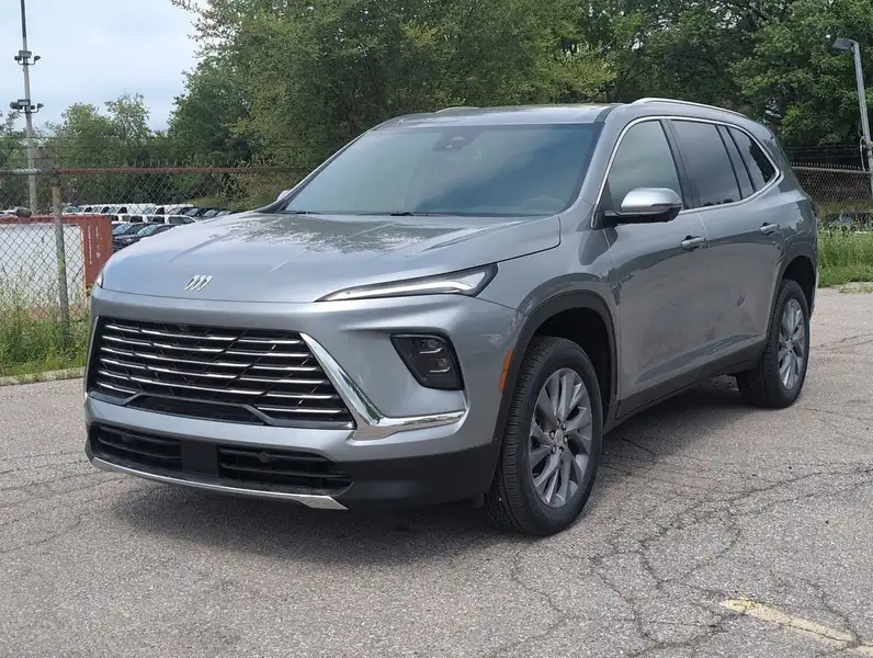 2026 Buick Enclave Preferred, šedá, 33 km, dovoz Kanada — foto 4 z 12