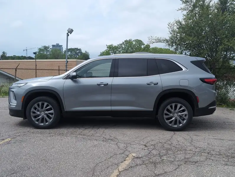 2026 Buick Enclave Preferred, šedá, 33 km, dovoz Kanada — foto 5 z 12