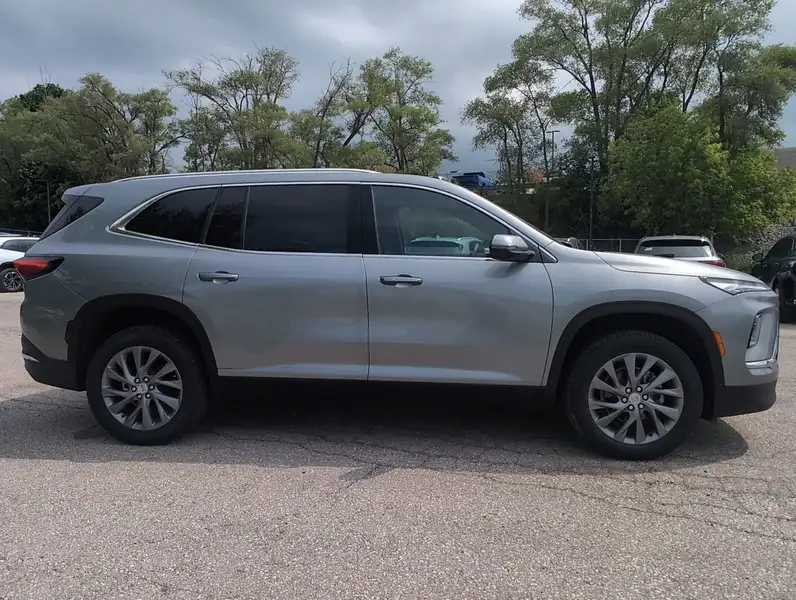 2026 Buick Enclave Preferred, šedá, 33 km, dovoz Kanada — foto 9 z 12