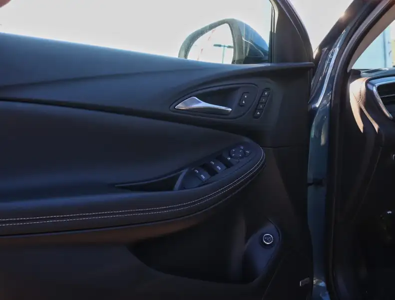 2024 Buick Encore Avenir AWD, modrá, 15 922 km, dovoz Kanada — foto 7 z 12