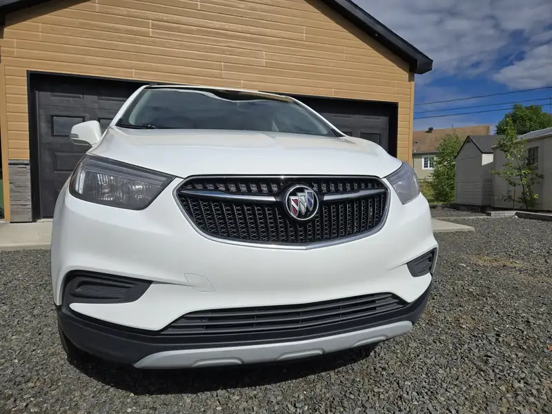 2018 Buick Encore Preferred, bílá, 133 500 km, dovoz Kanada — foto 2 z 12