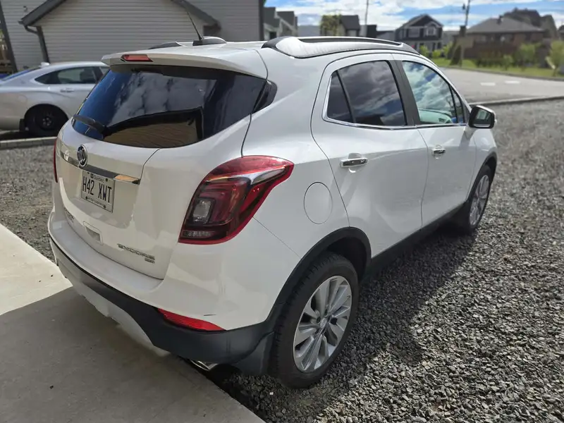 2018 Buick Encore Preferred, bílá, 133 500 km, dovoz Kanada — foto 3 z 12