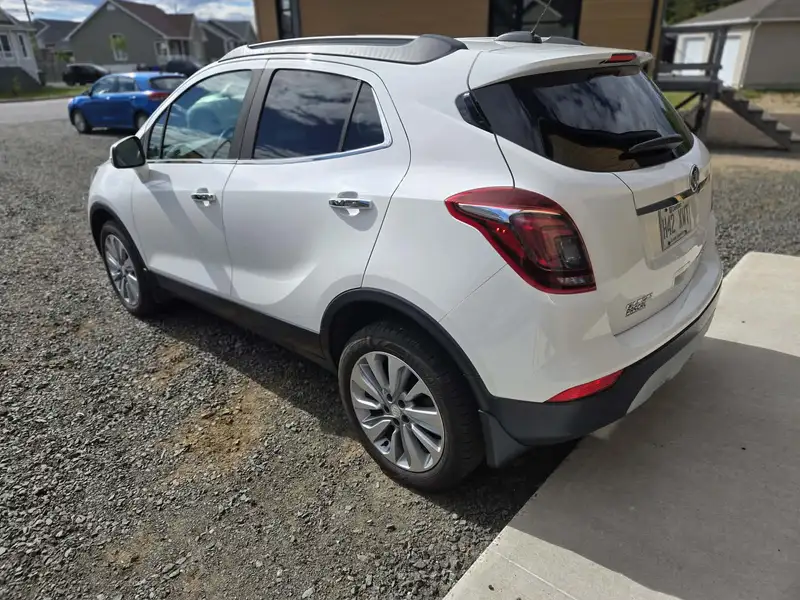 2018 Buick Encore Preferred, bílá, 133 500 km, dovoz Kanada — foto 5 z 12