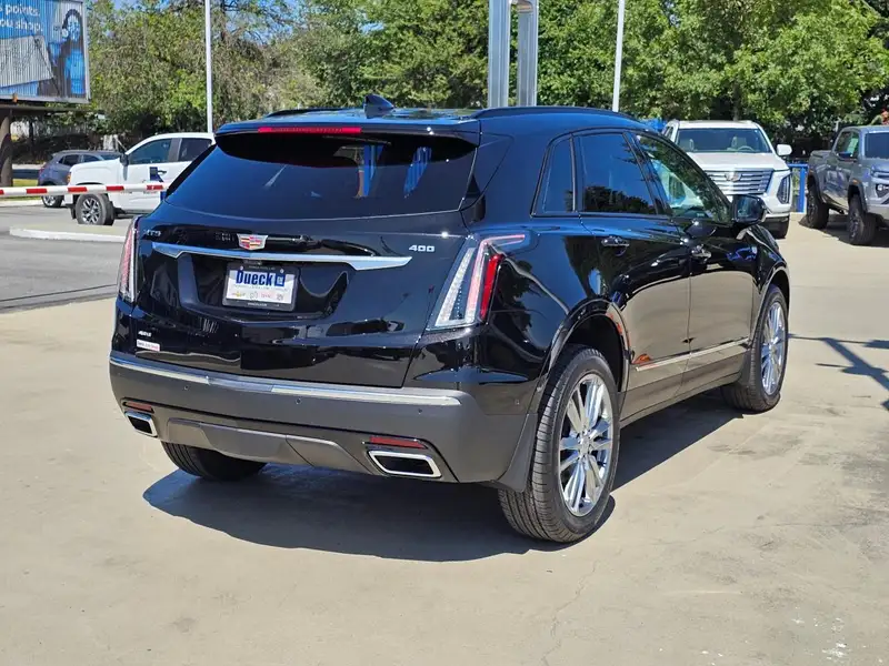 2025 Cadillac XT5 Sport, černá, 5 059 km, dovoz Kanada — foto 10 z 12