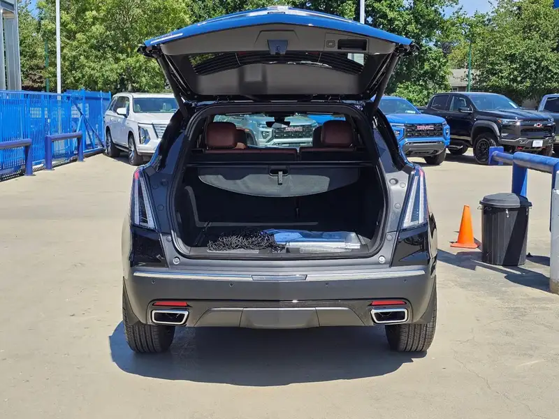 2025 Cadillac XT5 Sport, černá, 5 059 km, dovoz Kanada — foto 11 z 12