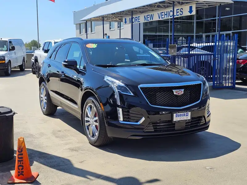 2025 Cadillac XT5 Sport, černá, 5 059 km, dovoz Kanada — foto 2 z 12