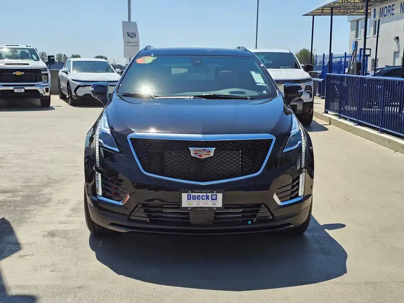 2025 Cadillac XT5 Sport, černá, 5 059 km, dovoz Kanada — foto 3 z 12