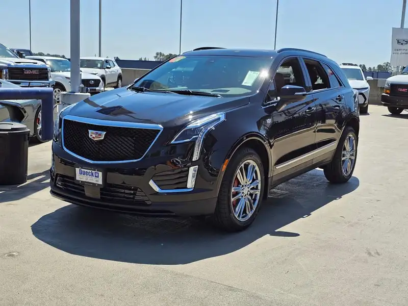 2025 Cadillac XT5 Sport, černá, 5 059 km, dovoz Kanada — foto 4 z 12