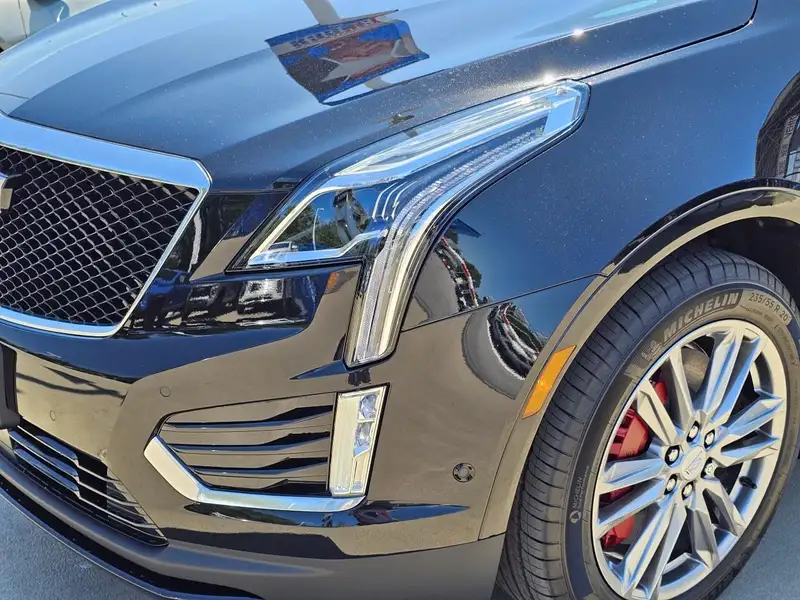 2025 Cadillac XT5 Sport, černá, 5 059 km, dovoz Kanada — foto 5 z 12