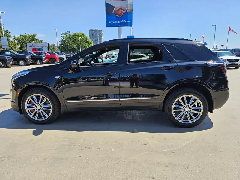 2025 Cadillac XT5 Sport, černá, 5 059 km, dovoz Kanada — foto 6 z 12