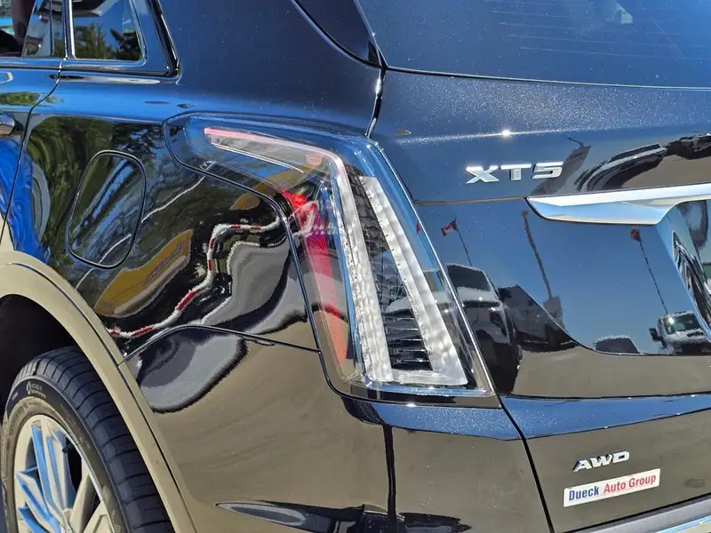 2025 Cadillac XT5 Sport, černá, 5 059 km, dovoz Kanada — foto 7 z 12