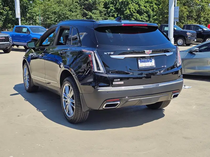 2025 Cadillac XT5 Sport, černá, 5 059 km, dovoz Kanada — foto 8 z 12