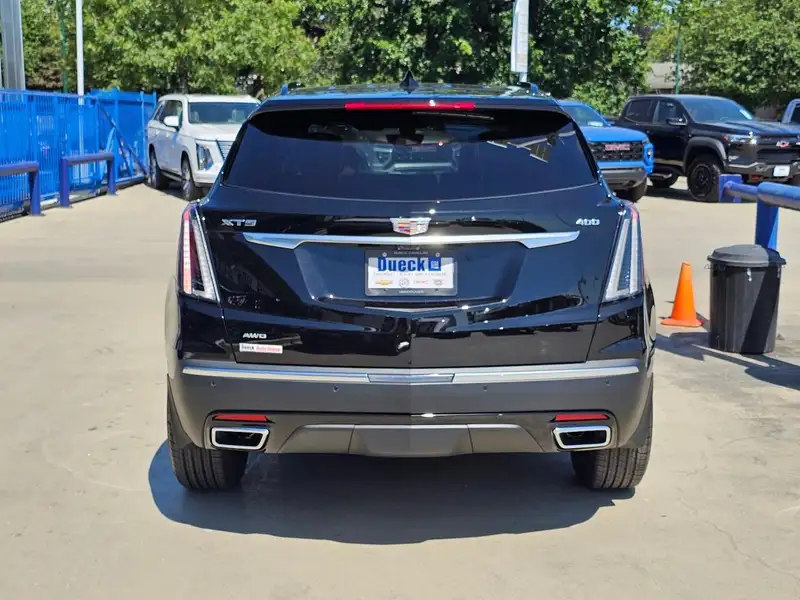 2025 Cadillac XT5 Sport, černá, 5 059 km, dovoz Kanada — foto 9 z 12
