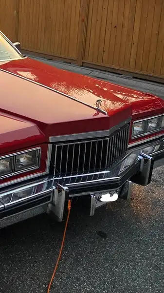 1975 Cadillac Deville D'Elegence, červená, 100 000 km, dovoz Kanada — foto 1