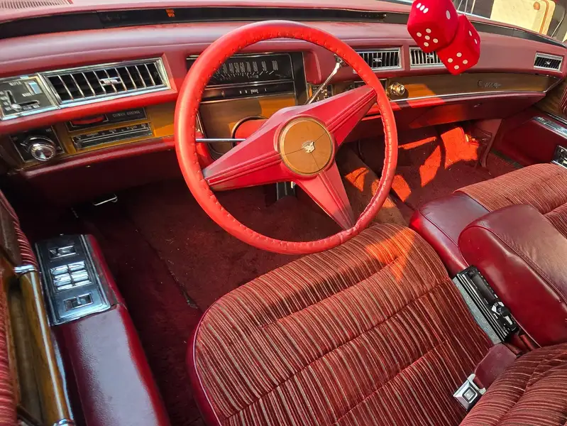 1975 Cadillac Deville D'Elegence, červená, 100 000 km, dovoz Kanada — foto 10 z 11