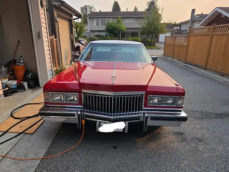1975 Cadillac Deville D'Elegence, červená, 100 000 km, dovoz Kanada — foto 2 z 11