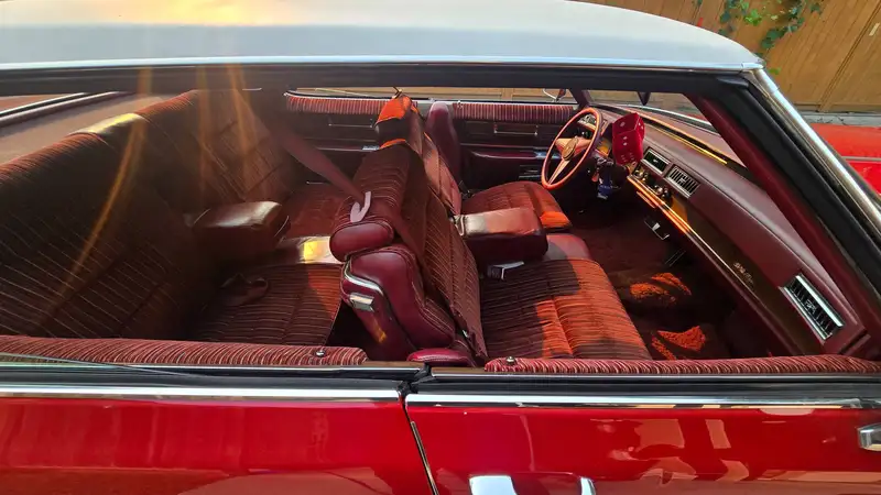1975 Cadillac Deville D'Elegence, červená, 100 000 km, dovoz Kanada — foto 7 z 11