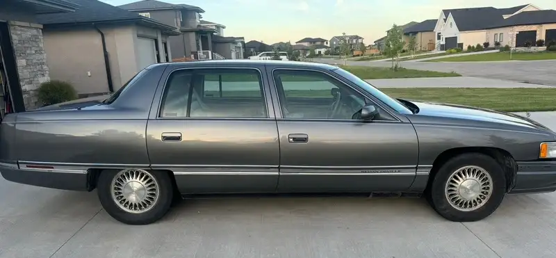 1994 Cadillac Deville, šedá, 91 000 km, dovoz Kanada — foto 2 z 2