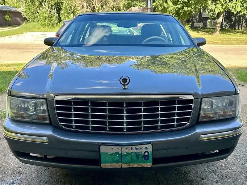 1999 Cadillac Deville d/elegance, šedá, 163 000 km, dovoz Kanada — foto 2 z 6