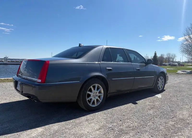 2009 Cadillac DTS, šedá, 150 045 km, dovoz Kanada — foto 2 z 3