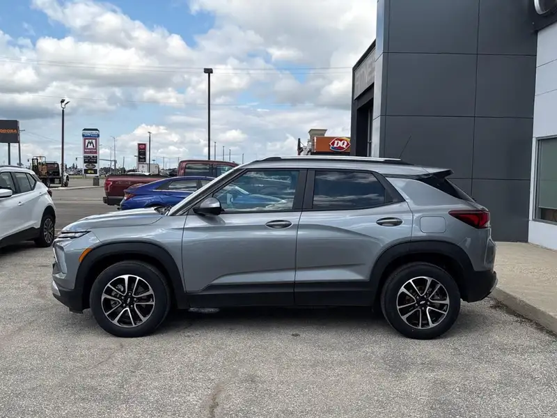 2025 Chevrolet Trailblazer LT, šedá, 56 018 km, dovoz Kanada — foto 2 z 8
