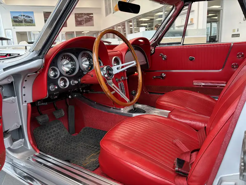 1963 Chevrolet Corvette, stříbrná, 8 558 km, dovoz Kanada — foto 9 z 9