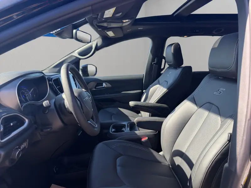 2027 Chrysler Pacifica Select, černá, dovoz Kanada — foto 9 z 12