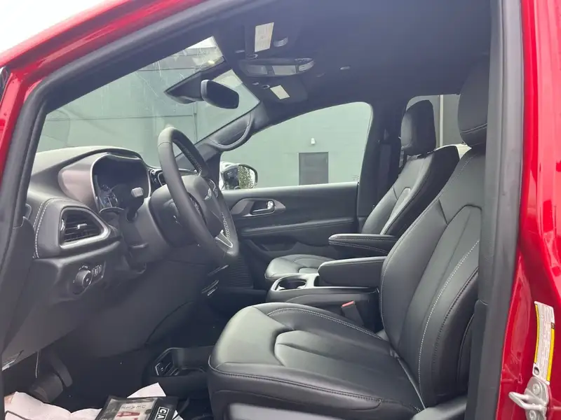 2026 Chrysler Pacifica Select, červená, 10 km, dovoz Kanada — foto 12 z 12