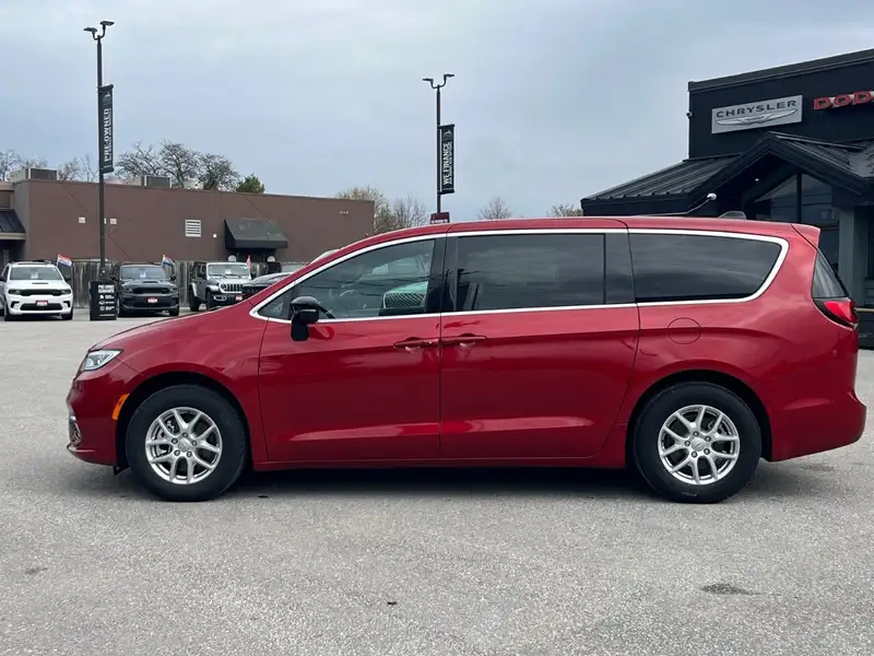 2026 Chrysler Pacifica Select, červená, 10 km, dovoz Kanada — foto 5 z 12