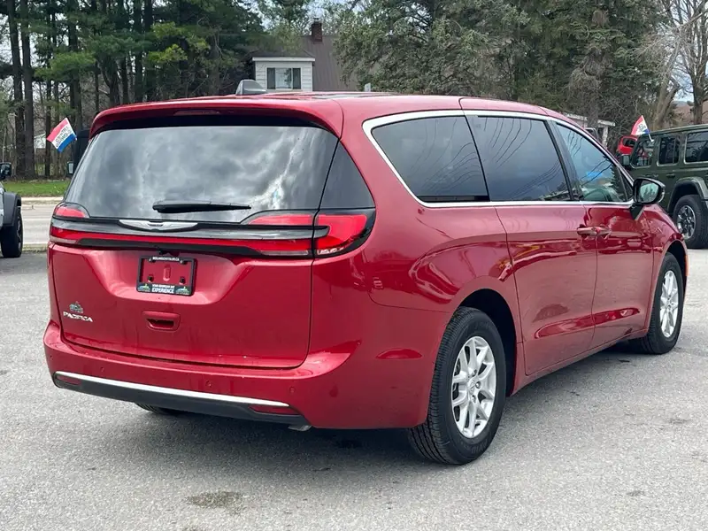2026 Chrysler Pacifica Select, červená, 10 km, dovoz Kanada — foto 6 z 12
