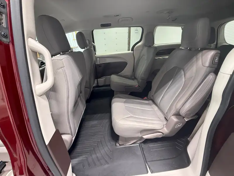 2017 Chrysler Pacifica LX | REMOTE START | BACKUP CAMERA, červená, 105 870 km, dovoz Kanada — foto 10 z 12