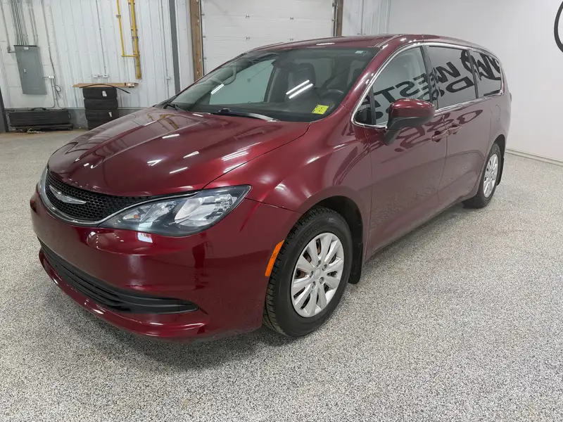 2017 Chrysler Pacifica LX | REMOTE START | BACKUP CAMERA, červená, 105 870 km, dovoz Kanada — foto 3 z 12