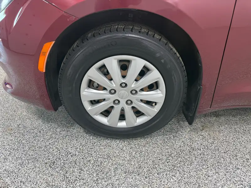 2017 Chrysler Pacifica LX | REMOTE START | BACKUP CAMERA, červená, 105 870 km, dovoz Kanada — foto 4 z 12