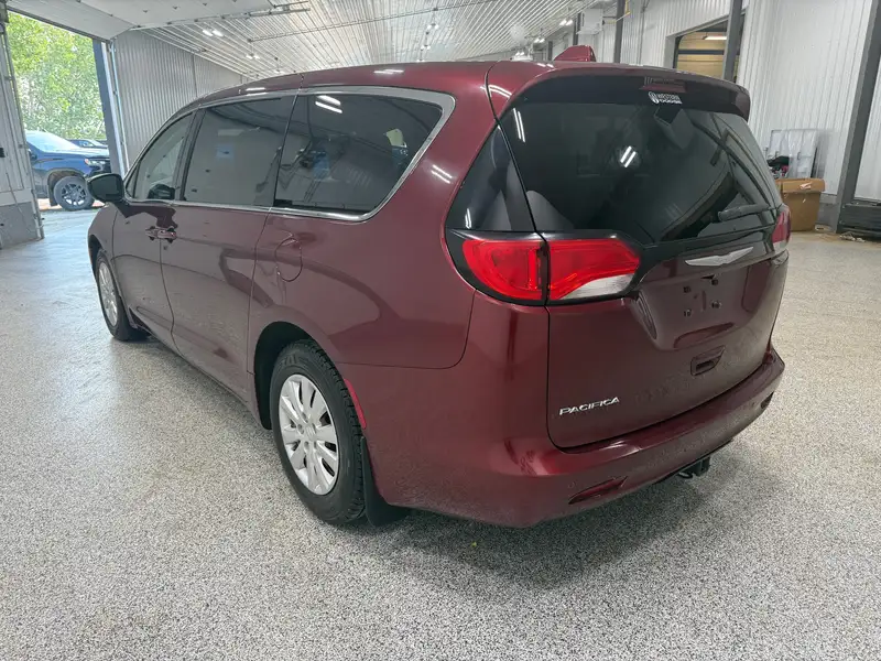 2017 Chrysler Pacifica LX | REMOTE START | BACKUP CAMERA, červená, 105 870 km, dovoz Kanada — foto 5 z 12
